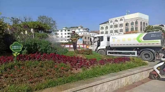 雷竞技RAYBET罗山县住建局园林绿化中心：秋季补植补栽 为城市增绿添彩(图2)