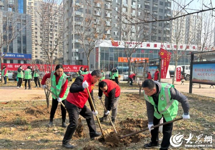 雷竞技RAYBET德州市园林绿化服务中心开展义务植树活动_大众网(图2)